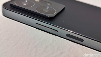 Bagian kanan terdapat pengaturan volume dan tombol power yang menyatu dengan sensor fingerprint. Foto: Adi Fida Rahman/detikINET
