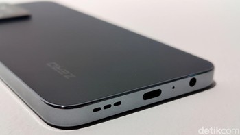 Terpasang baterai berkapasitas 4.500 mAh yang dilengkapi pengisian cepat 45W. Foto: Adi Fida Rahman/detikINET