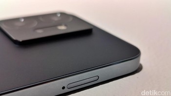 Mendukung dual SIM Card. Foto: Adi Fida Rahman/detikINET