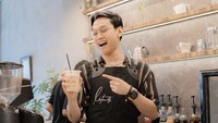 Pria berkacamata ini punya impian memiliki merek minuman kopi dan kafe kecil-kecilan. Pada Juni 2021, ia coba mewujudkannya dengan mendirikan Literally Cafe.