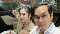 Meski saat itu dikenal sebagai sosok crazy rich Medan, Indra Kenz tetap pamer momen makan sederhana. Ia memilih mie instan dan jus sachet yang harganya Rp 20 ribuan saja.