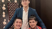 Kalau ini momen Indra Kenz nikmati jamuan makan bersama Irfan Hakim dan Jirayut. Saat itu, mereka tengah datang ke Medan dan sempatkan diri bertemu Indra Kenz.