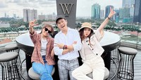 Bersama Fuji dan kekasihnya, Vanessa Khong, Indra Kenz pose di restoran steak premium di kawasan SCBD. Tampak mereka bahagia habiskan waktu bersama.