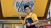 Indra Kenz sempat menarik perhatian dengan inisiatif mulianya mendirikan Warteg Gratis. Lewat warteg ini ia ingin membantu orang-orang tak mampu untuk makan enak.