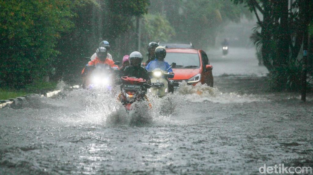 Depok Diguyur Hujan Deras, Jalan Cinere Raya Tergenang