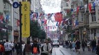 Begini suasana ramai yang tersaji di Jalan Istiklal saat detikTravel berkunjung ke sana di akhir pekan. Jalanan ini sangat populer di Istanbul. Wisatawan dari berbagai negara tampak asyik jalan-jalan di sini. (Wahyu Setyo/detikTravel)