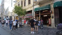 Di kanan-kirinya banyak toko-toko yang menarik. Ada pula coffee shop yang trendy dan Instagramable. Pantas jika wisatawan banyak yang ke sini sampai rela antre. (Wahyu Setyo/detikTravel)