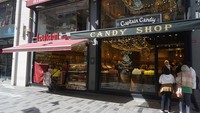 Traveler yang suka belanja dan jajan pasti puas banget kalau main ke Jalan Istiklal. Di sepanjang jalan sejauh 1,4 kilometer ini juga ada banyak penjaja streetfood yang menarik. (Wahyu Setyo/detikTravel)