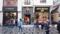 Ada juga restoran yang legendaris. Jalan Istiklal ramai sudah sejak ratusan tahun lalu, tepatnya ketika Kekaisaran Ottoman menguasai Turki. (Wahyu Setyo/detikTravel)