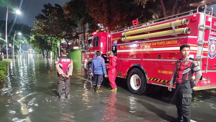 Jalan Kemang Raya, Kecamatan Mampang Prapatan masih direndam banjir pukul 22.41