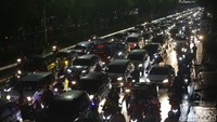 Usai hujan deras mengguyur Jakarta membuat sejumlah titik genangan yang membuat kemacetan pada jam pulang kantor semakin parah. 