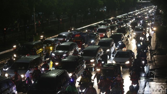 Usai hujan deras mengguyur Jakarta sejak sore membuat sejumlah titik genangan berimbas macet parah. Jalan Matraman salah satunya.