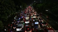 Antrean kendaraan pun terlihat mengular panjang.