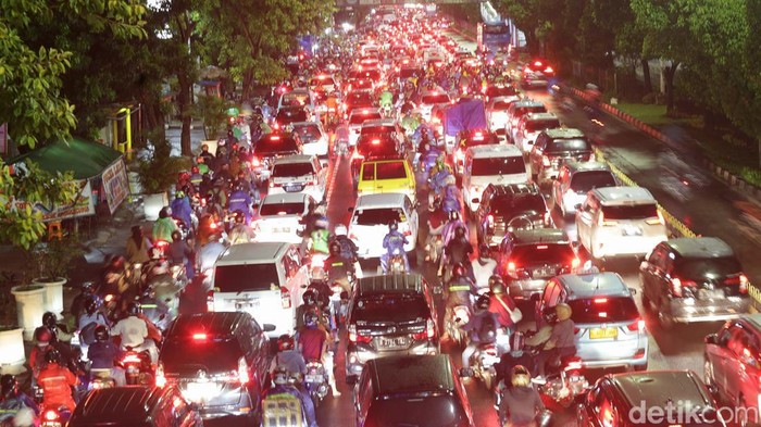 Jalan Matraman Macet hingga Mengular Panjang Usai hujan deras mengguyur Jakarta sejak sore membuat sejumlah titik genangan berimbas macet parah. Jalan Matraman salah satunya.
