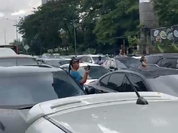 Jalur arteri di TB Simatupang lumpuh