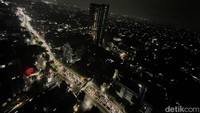 Arah sebaliknya dari Pejaten ke Mampang terlihat lengang.