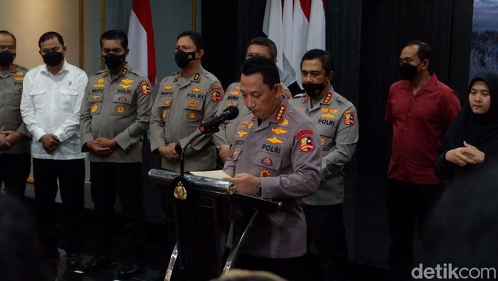 kapolri Jenderal Listyo Sigit Prabowo saat umumkan tersangka tragedi Kanjuruhan