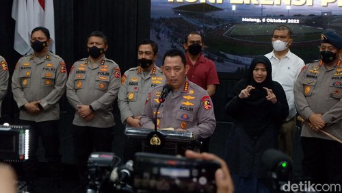kapolri Jenderal Listyo Sigit Prabowo saat umumkan tersangka tragedi Kanjuruhan