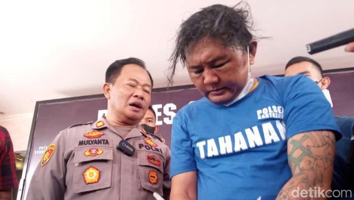 Kapolsek Kartasura AKP Mulyanta dan pelaku pencurian, saat pers rilis di Mapolres Sukoharjo, Kamis (6/10/2022).