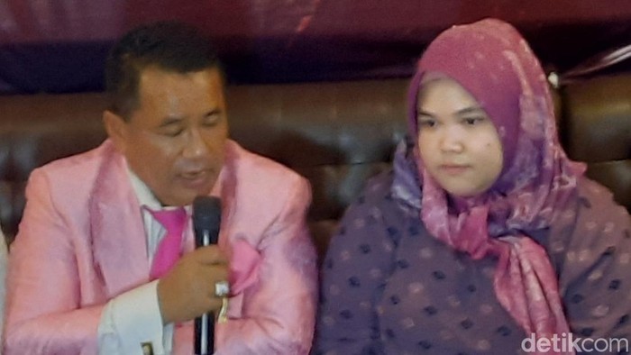 Tata (korban penganiayaan M Sukri Zen) bersama Hotman Paris Hutapea di Palembang. (Prima Syahbana/detikSumut)
