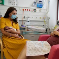 Dalam momen tersebut, Kate Middleton tampak begitu keibuan. Dia banyak berbincang dengan Sylvia yang melahirkan enam minggu lebih dulu sebelum waktunya.Foto: Getty Images/Chris Jackson