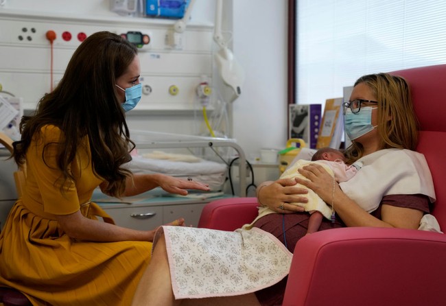 Dalam momen tersebut, Kate berbincang dengan seorang ibu bernama Sylvia yang baru melahirkan bayi prematur. Foto: Getty Images/Chris Jackson