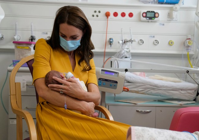 “Dia sangat manis,” komentar Kate sambil menggendong bayi mungil tersebut dengan hati-hati. Foto: Getty Images/Chris Jackson
