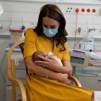 “Dia sangat manis,” komentar Kate sambil menggendong bayi mungil tersebut dengan hati-hati. Foto: Getty Images/Chris Jackson