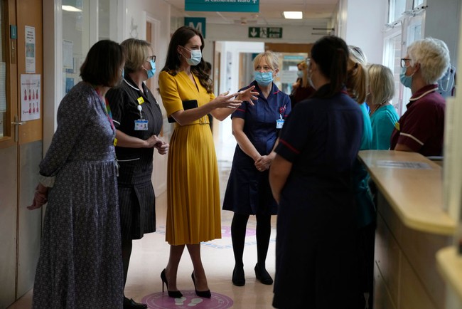 Tugas perdananya setelah mendapat gelar baru yakni Putri Wales, istri Pangeran William itu mengunjungi rumah sakit bersalin di Royal Surrey County Hospital, Surrey, Inggris, Rabu (5/10/2022). Foto: Getty Images/Chris Jackson