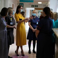Tugas perdananya setelah mendapat gelar baru yakni Putri Wales, istri Pangeran William itu mengunjungi rumah sakit bersalin di Royal Surrey County Hospital, Surrey, Inggris, Rabu (5/10/2022). Foto: Getty Images/Chris Jackson