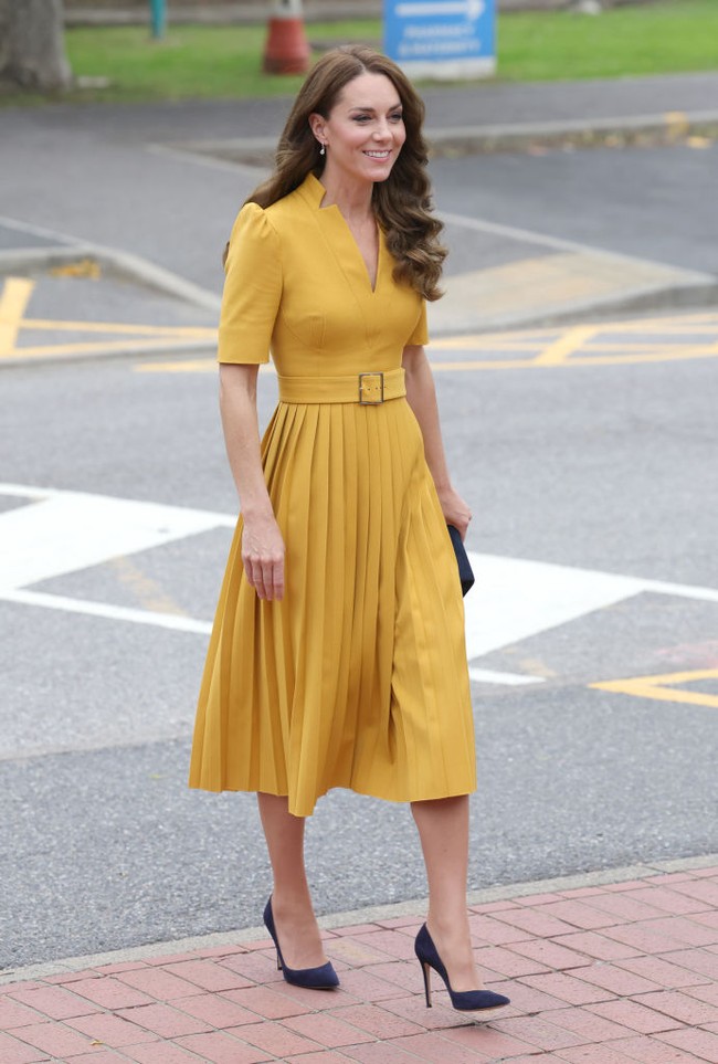 Tak lagi menggunakan busana hitam sebagai tanda duka, dalam tugas perdananya sebagai Putri Wales itu, Kate tampil cerah dengan dress warna kuning. Foto: Getty Images/Chris Jackson