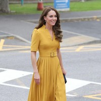 Tak lagi menggunakan busana hitam sebagai tanda duka, dalam tugas perdananya sebagai Putri Wales itu, Kate tampil cerah dengan dress warna kuning. Foto: Getty Images/Chris Jackson