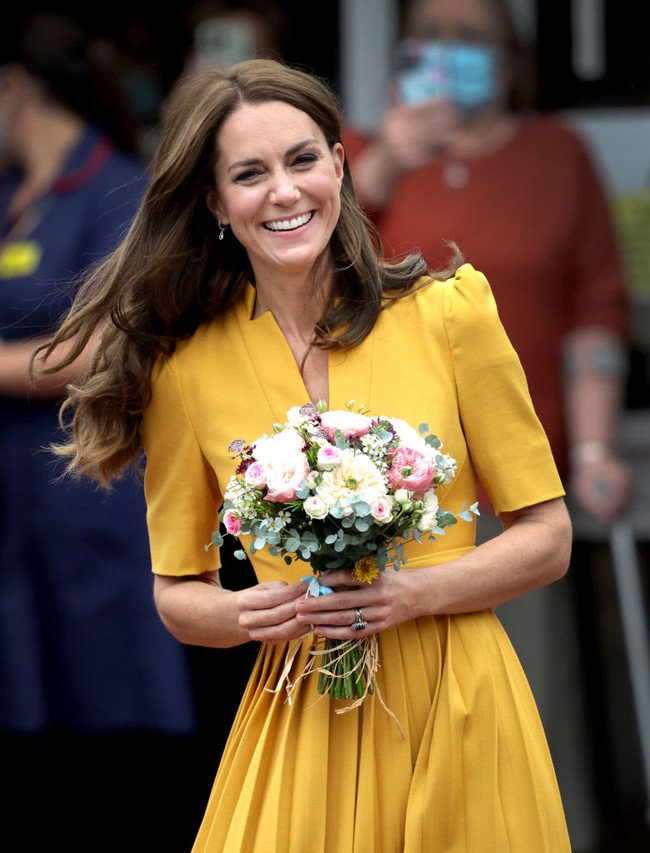 Keluar dari rumah sakit, dia telah ditunggu oleh banyak penggemar kerajaan. Kate diberikan buket bunga. Tampak senyum mengembang di wajah wanita 40 tahun itu.Foto: Getty Images/Chris Jackson