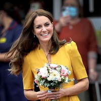 Keluar dari rumah sakit, dia telah ditunggu oleh banyak penggemar kerajaan. Kate diberikan buket bunga. Tampak senyum mengembang di wajah wanita 40 tahun itu.Foto: Getty Images/Chris Jackson
