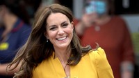 Dalam kunjungan ke salah satu rumah sakit di kawasan Guildford, Inggris, pada Rabu (5/10/2022), Kate Middleton tampak mengenakan busana kuning cerah. (Foto: Getty Images/Chris Jackson)
