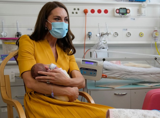 Kate kemudian bertanya apakah dia boleh menggendong putri kecilnya itu. Perawat di rumah sakit kemudian meletakkan bayi prematur tersebut dalam dekapan Kate Middleton. Foto: Getty Images/Chris Jackson