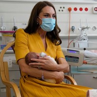 Kate kemudian bertanya apakah dia boleh menggendong putri kecilnya itu. Perawat di rumah sakit kemudian meletakkan bayi prematur tersebut dalam dekapan Kate Middleton. Foto: Getty Images/Chris Jackson