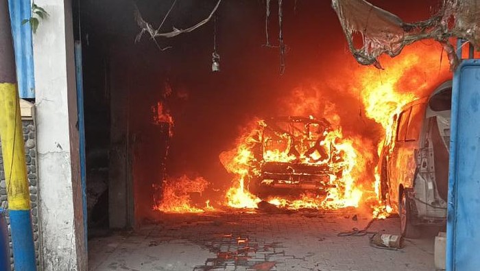 kebakaran bengkel di Surabaya