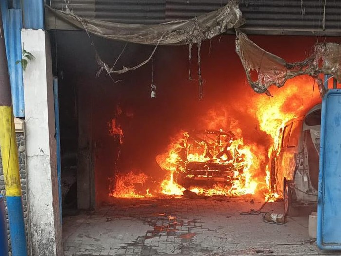 kebakaran bengkel di Surabaya