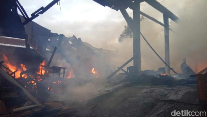Kebakaran pabrik kayu Banyuwangi
