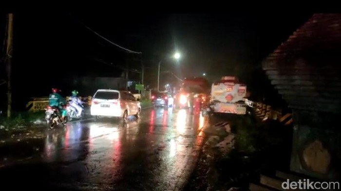 kecelakaan truk terguling di blitar