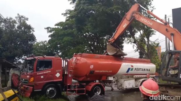 kecelakaan truk terguling di blitar