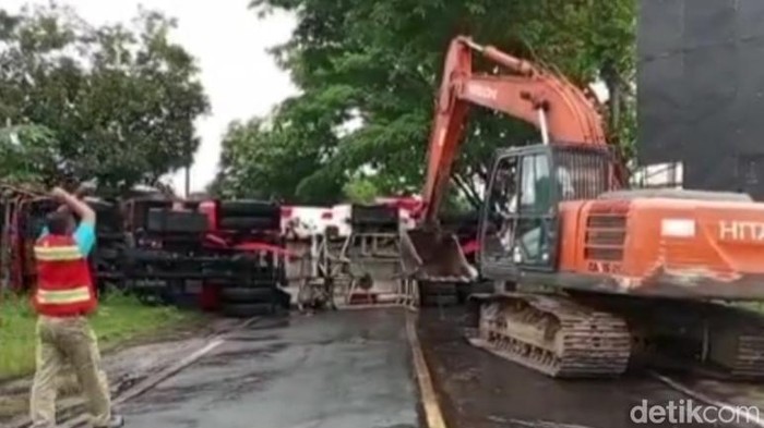 kecelakaan truk terguling di blitar