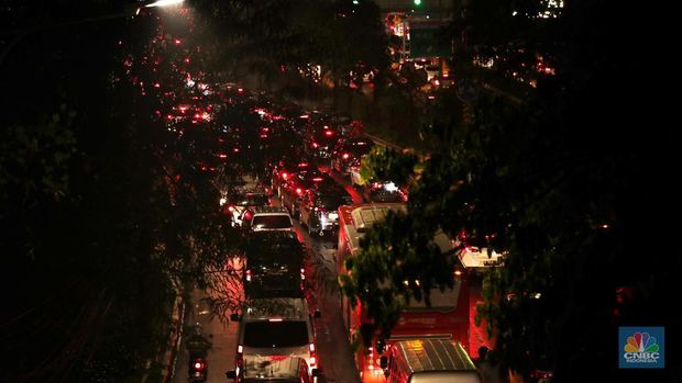 Kemacetan panjang terjadi di Pondok Indah arah Fatmawati, Jakarta Selatan. (CNBC Indonesia/Tri Susilo)