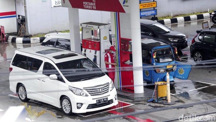 Kenaikan Harga BBM Bikin Inflasi September Tembus 5,95% Kendaraan mengisi BBM di salah satu SPBU di Jakarta, Kamis (6/10/2022). Badan Pusat Statistik (BPS) telah mengumumkan angka inflasi September 2022 sebesar 5,95%. Kepala BPS Margo Yuwono mengungkapkan kenaikan harga BBM jadi penyebab utama terjadinya inflasi bulan September ini.