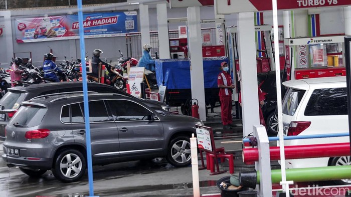 Kendaraan mengisi BBM di salah satu SPBU di Jakarta, Kamis (6/10/2022). Badan Pusat Statistik (BPS) telah mengumumkan angka inflasi September 2022 sebesar 5,95%. Kepala BPS Margo Yuwono mengungkapkan kenaikan harga BBM jadi penyebab utama terjadinya inflasi bulan September ini.