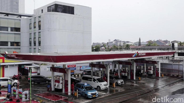 Kenaikan Harga BBM Bikin Inflasi September Tembus 5,95% Kendaraan mengisi BBM di salah satu SPBU di Jakarta, Kamis (6/10/2022). Badan Pusat Statistik (BPS) telah mengumumkan angka inflasi September 2022 sebesar 5,95%. Kepala BPS Margo Yuwono mengungkapkan kenaikan harga BBM jadi penyebab utama terjadinya inflasi bulan September ini.