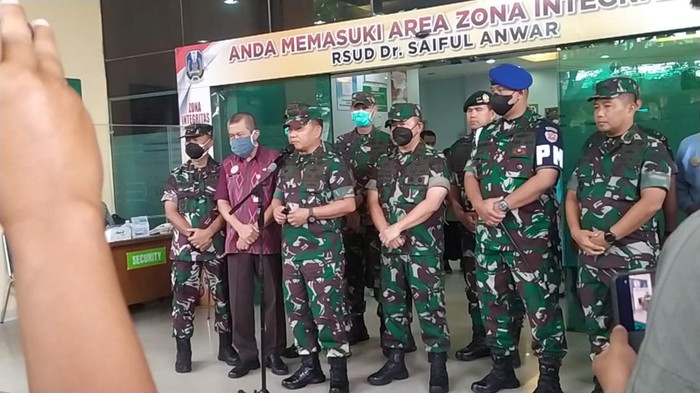 Kepala Staf TNI Angkatan Darat (KSAD) Jenderal Dudung Abdurachman saat konferensi pers di RSSA Malang