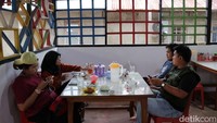 Olvi bersyukur dengan adanya pinjaman dari BRI ia bisa mendirikan rumah makan yang saat ini menjadi jalan hidupnya untuk menghidupi keluarganya. 