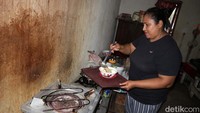 Olvi merupakan mantan guru honorer yang pernah mengabdi di Ambon. Ia memutuskan untuk kembali ke kampung halaman bersama anak-anaknya untuk mendirikan usaha rumah makan.